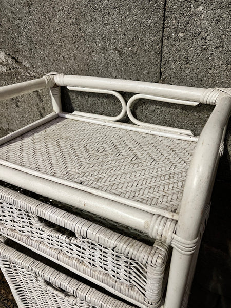 Commode / panier à linge vintage en rotin blanc style Shabby Chic