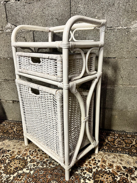 Commode / panier à linge vintage en rotin blanc style Shabby Chic
