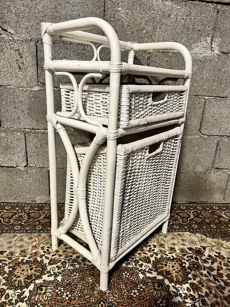 Commode / panier à linge vintage en rotin blanc style Shabby Chic