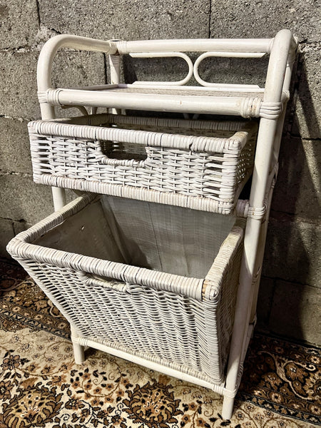 Commode / panier à linge vintage en rotin blanc style Shabby Chic