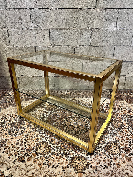 Table basse en métal doré et verre sur roulettes dans le style de Pierre Vandel