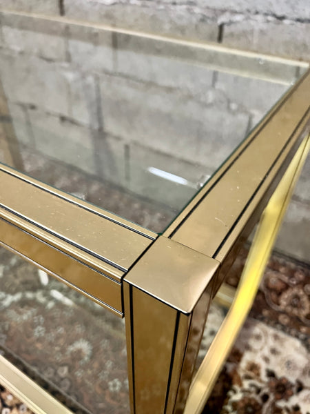 Table basse en métal doré et verre sur roulettes dans le style de Pierre Vandel