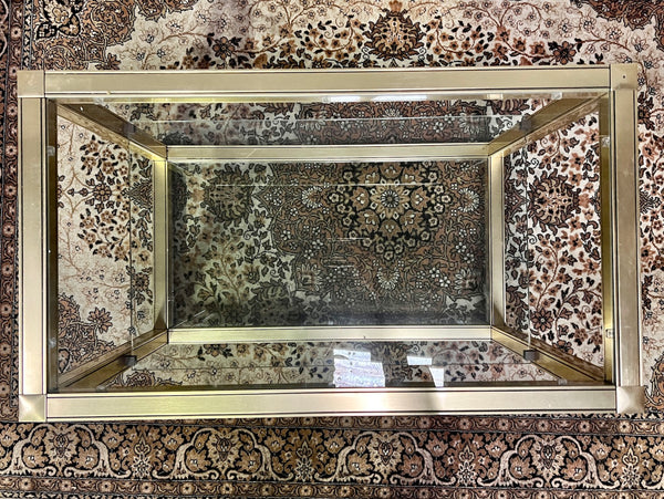 Table basse en métal doré et verre sur roulettes dans le style de Pierre Vandel