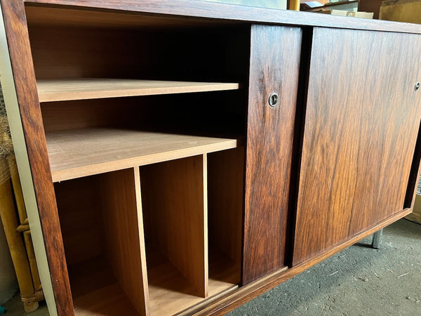 Meuble HIFI enfilade au style scandinave en placage de palissandre