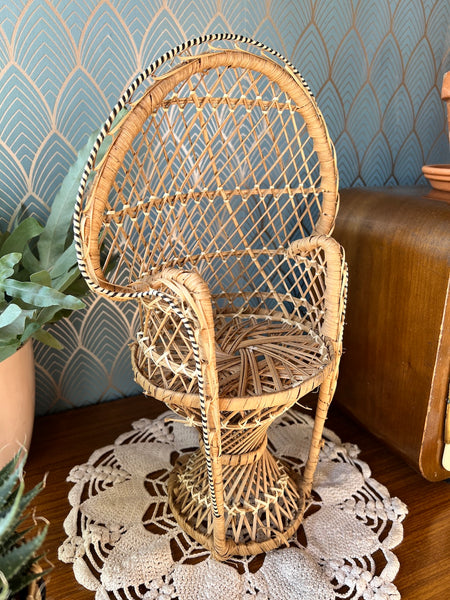 Mini fauteuil / porte-plante Emmanuelle vintage en rotin