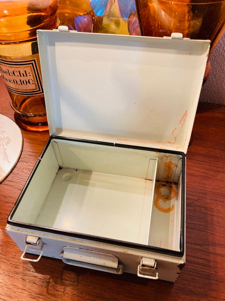Boite de secours vintage en métal Pharmax