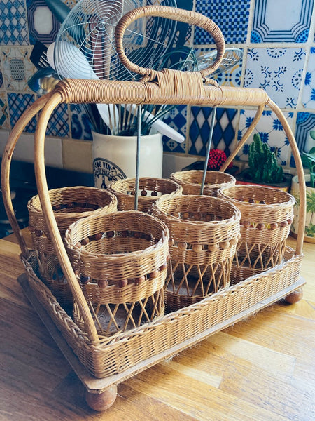 Porte-bouteilles vintage en osier tressé et perles de bois.