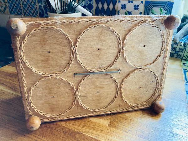 Porte-bouteilles vintage en osier tressé et perles de bois.