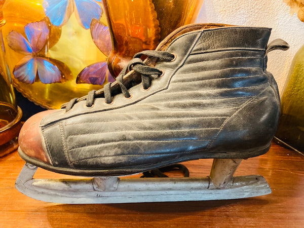 Paire de patins à glace vintage BMV en cuir