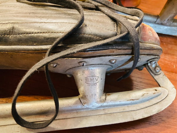 Paire de patins à glace vintage BMV en cuir