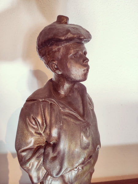 Statuette Gavroche siffleur en plâtre patiné - Le Sélectionneur - Brocante en ligne