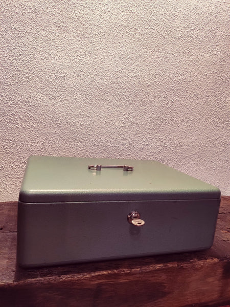 Ancienne caissette, coffre fort Manufrance années 80 - Le Sélectionneur - Brocante en ligne