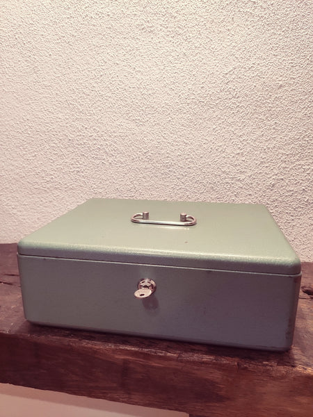 Ancienne caissette, coffre fort Manufrance années 80 - Le Sélectionneur - Brocante en ligne