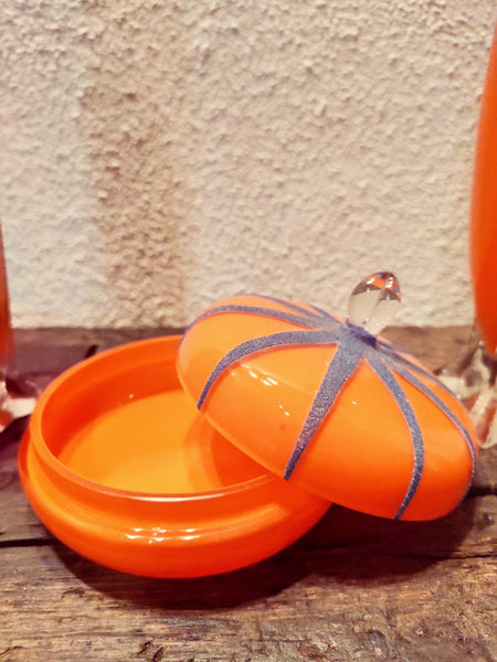 Ensemble de verreries anciennes 2 vases et une boite en verre soufflé orange. - Le Sélectionneur - Brocante en ligne