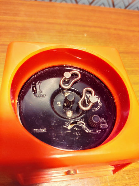 Réveil vintage mécanique Japy orange - Made in France - Le Sélectionneur - Brocante en ligne