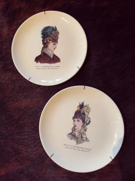 Lot de 2 assiettes murales publicitaires "Petit courrier des dames" en faïence de Gien - Années 50 - Le Sélectionneur - Brocante en ligne
