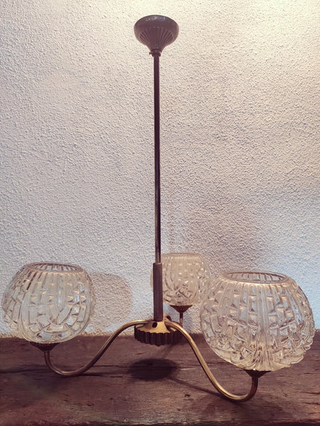 Lustre ancien à 3 globes laiton et verre. - Le Sélectionneur - Brocante en ligne