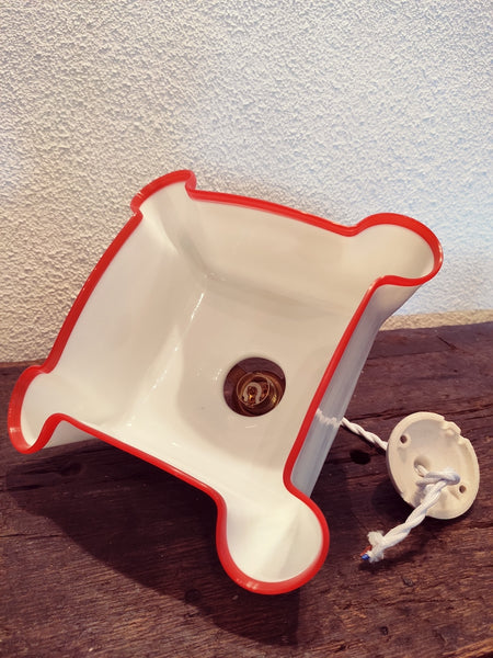 Suspension plissée vintage en opaline blanche et rouge - Le Sélectionneur - Brocante en ligne