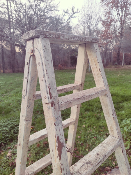 Ancien escabeau de peintre en bois blanc. - Le Sélectionneur - Brocante en ligne