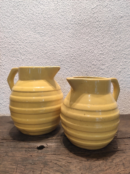 Lot de 2 pichets de bistrot vintages jaunes en faïence style St Clément / Orchies - Le Sélectionneur - Brocante en ligne