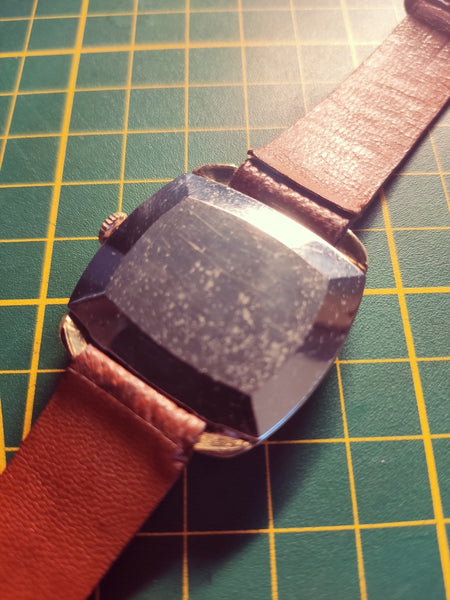 Montre Lip mécanique avec dateur - Années 70 - Le Sélectionneur - Brocante en ligne
