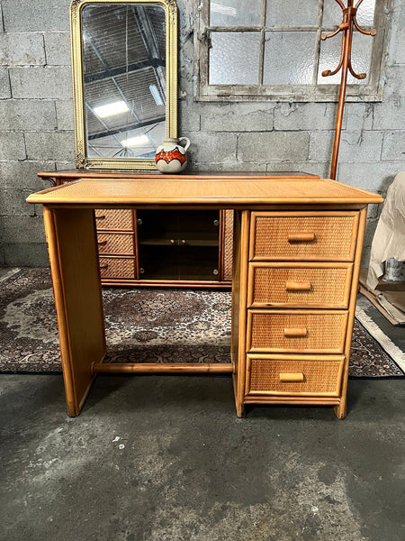Bureau vintage en bois et rotin tressé à 4 tiroirs