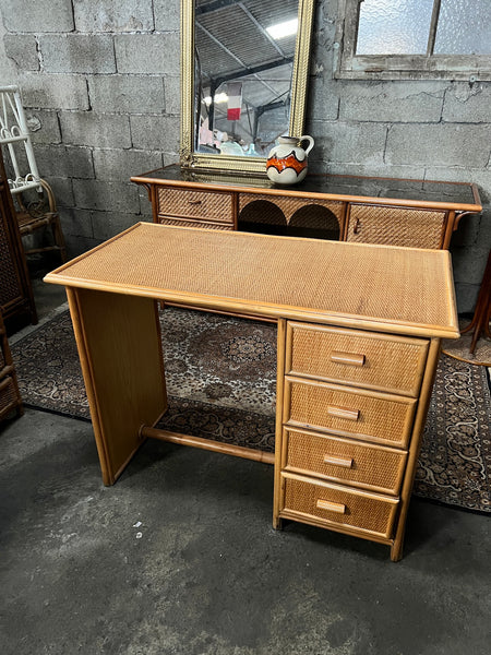 Bureau vintage en bois et rotin tressé à 4 tiroirs