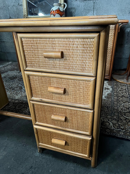 Bureau vintage en bois et rotin tressé à 4 tiroirs