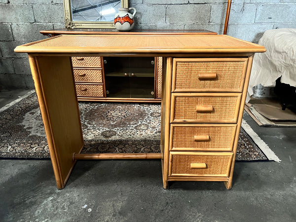 Bureau vintage en bois et rotin tressé à 4 tiroirs