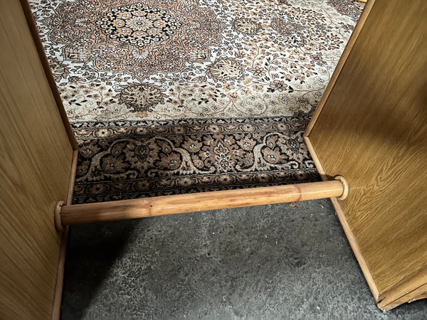 Bureau vintage en bois et rotin tressé à 4 tiroirs