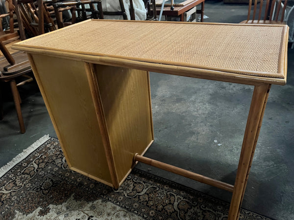 Bureau vintage en bois et rotin tressé à 4 tiroirs