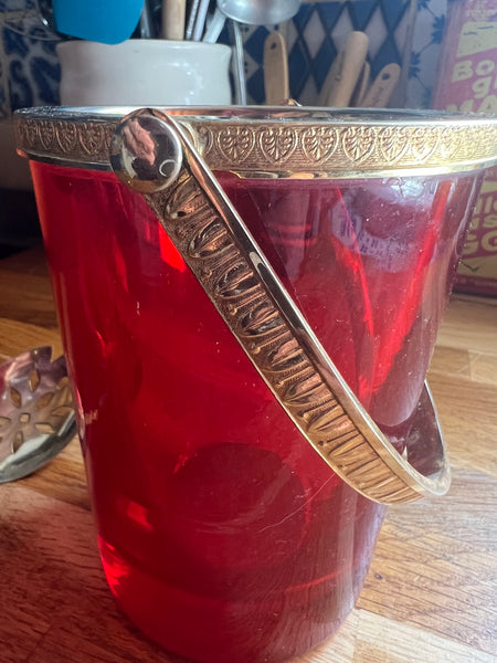 Seau à glaçons vintage en verre rouge orangé et laiton avec sa cuillère