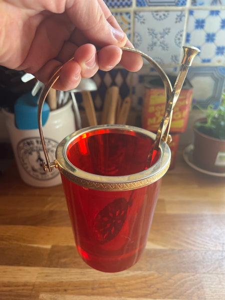 Seau à glaçons vintage en verre rouge orangé et laiton avec sa cuillère