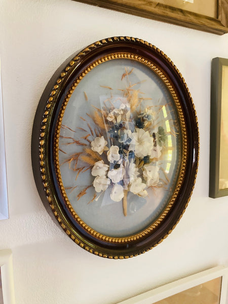 Cadre en verre bombé vintage de fleurs séchées et artificielles