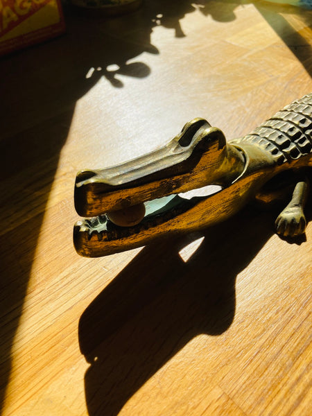 Grand casse-noix / noisettes crocodile vintage en laiton - Années 60