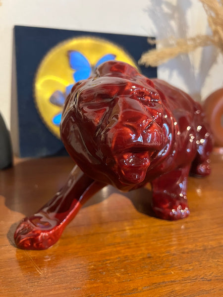 Belle statue Art Déco vintage Le Lion en céramique émaillée rouge bordeaux / grenat - Années 50