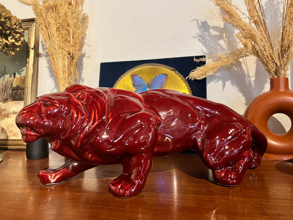 Belle statue Art Déco vintage Le Lion en céramique émaillée rouge bordeaux / grenat - Années 50