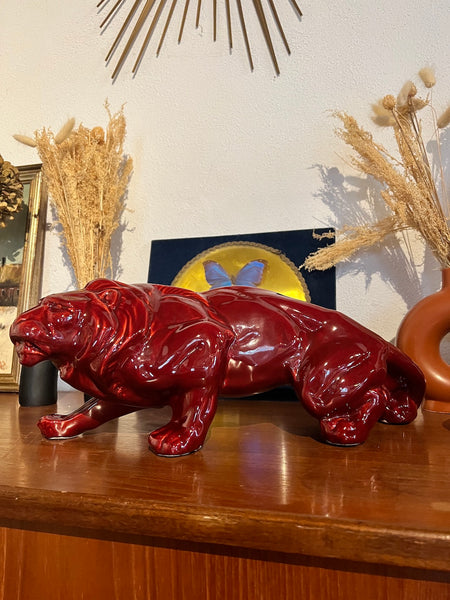 Belle statue Art Déco vintage Le Lion en céramique émaillée rouge bordeaux / grenat - Années 50