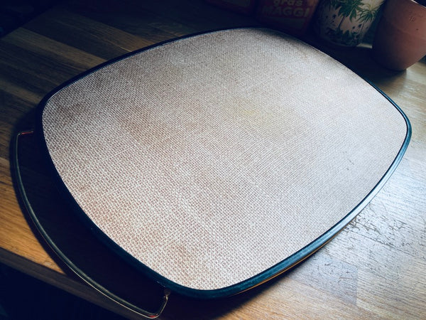 Plateau de service vintage en formica et métal doré