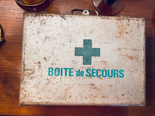Boite de secours vintage en métal