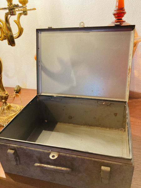 Boite de secours vintage en métal