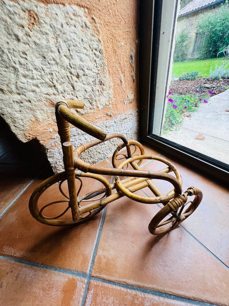 Porte-plante vintage en rotin en forme de bicyclette
