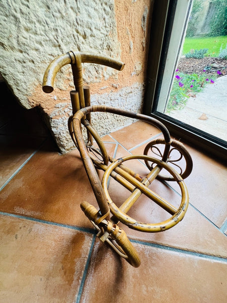 Porte-plante vintage en rotin en forme de bicyclette