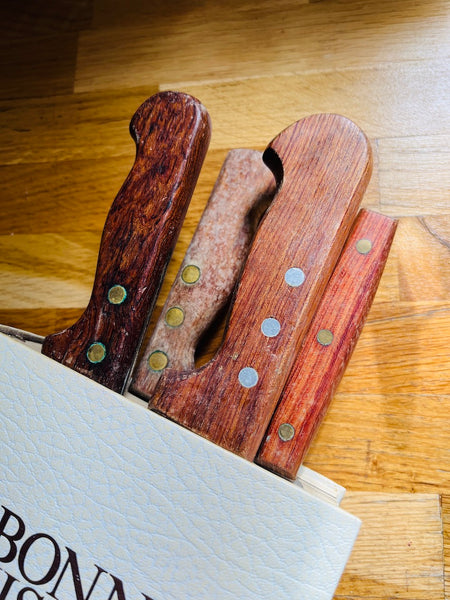 Bloc porte-couteaux de cuisine customisé à partir d'un livre de cuisine