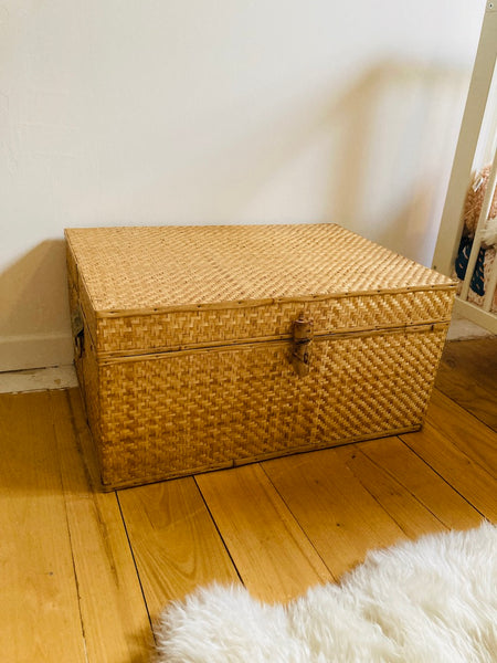 Malle vintage en bois et bambou avec poignées