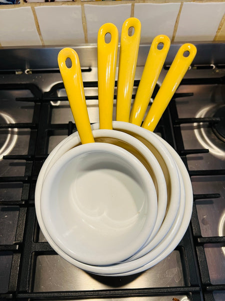 Lot de 5 casseroles vintages émaillées jaune pale