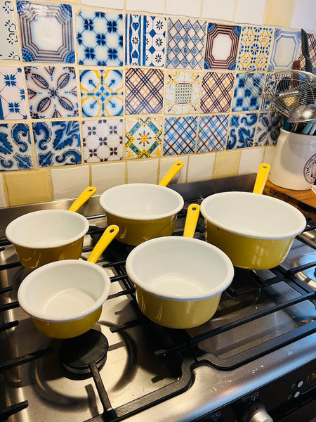 Lot de 5 casseroles vintages émaillées jaune pale