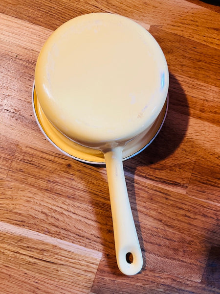 Lot de 5 casseroles vintages émaillées jaune pale