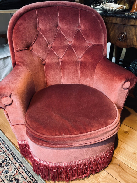 Fauteuil crapaud / chauffeuse frangé vintage en velours rose
