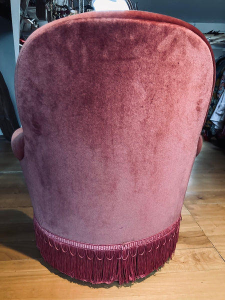 Fauteuil crapaud / chauffeuse frangé vintage en velours rose